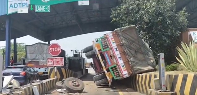 టోల్ ప్లాజా దగ్గర బోల్తా కొట్టిన మరో లారీ.. ఎక్కడ?